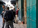 Izraeltí policisté kontrolují lovka v souvislosti s útokem na policisty (14....
