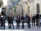 Izraeltí policisté v ulicích Jeruzaléma (14. ervenec 2017).