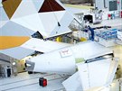 Pipevnní svislé ocasní plochy dopravního letadla A380 v závod Airbus...