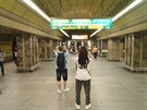 Cestující si ve stanici Mstek fotografují schéma praského metra. Oprava...