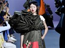 Jeden z model z haute couture kolekce Viktor & Rolf pro podzim/zimu 2017.