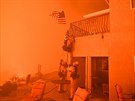 Kaliforntí hasii se rozhodli zachránit americkou vlajku ped poárem. (9....