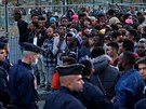 Francouzská policie vykazuje migranty žijící improvizovaně na ulicích Chapelle...
