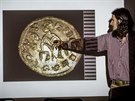 Archeolog Martin Ptk ukazuje mince z 11. stolet