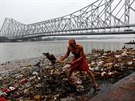 Ve čtrnáctimilionové Kalkatě se ve vodě Gangy lidé koupou a čistí si zuby v...
