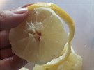 Pak kolečka citronů zbavíte kůry.