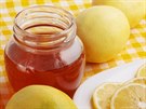 Citronový sirup má při použití hnědého třtinového cukru krásně medovou barvu....