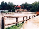 Náhon Tiché Orlice v dob povodní v ervenci roku 1997.