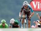 Romain Bardet slaví vítzství ve dvanácté etap Tour de France. Za ním v dresu...