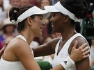 GRATULACE U SÍT. Garbie Muguruzaová (vlevo) a Venus Williamsová se zdraví po...