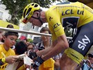 Chris Froome ped startem desáté etapy Tour de France rozdává autogramy.