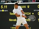 ZAÁTEK BITVY. Novak Djokovi v úvodu tvrtfinále Wimbledonu proti Tomái...