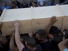 Truchlící obané Magharu na pohbu jednoho z policist zabitých v Jeruzalém...