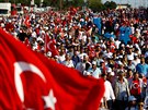 Obyvatelé Istanbulu si pipomínají první výroí nezdaeného pue proti reimu...