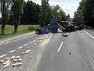 Nehoda nákladního auta, ze kterého se vysypaly cihly, zablokovala silnici z...