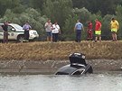 Audi A8 s kradenou zlínskou SPZ pachatelé po loupei utopili v kanálu Váhu.