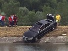Audi A8 s kradenou zlnskou SPZ pachatel po loupei utopili v kanlu Vhu.