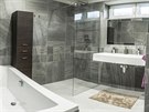 Koupelna po rekonstrukci: sprchový kout s odtokem do stěny, velké umyvadlo s...