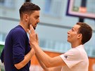 Ryan Richman (vpravo) a Tomá Satoranský na basketbalovém kempu v Praze