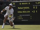 Lucemburan Gilles Miller zahrává úder v osmifinále Wimbledonu proti Rafaelu...