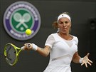 Ruska Svtlana Kuzncovová napahuje ve tvrtfinále Wimbledonu.