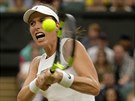 Britka Johanna Kontaová s vervou zahrává úder ve tvrtfinále Wimbledonu proti...