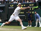 Amerian Sam Querrey se natahuje po míku v semifinále Wimbledonu.