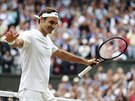 výcar Roger Federer se raduje z postupu do finále Wimbledonu.