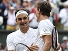Gratulace. Roger Federer ze výcarska pijímá gratulace od Tomá Berdycha z...