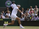 Roger Federer returnuje v semifinále Wimbledonu.