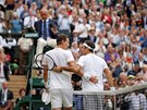 Tomá Berdych (vlevo) gratuluje Rogeru Federerovi k postupu do finále...
