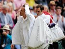 Tomá Berdych (vpedu) po prohraném semifinále ve Wimbledonu, vzadu je...