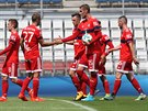 Tomá Chorý z Olomouce (s íslem 15) pijímá gratulace po tref z penalty v...