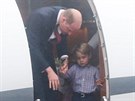 Princ William a princ George pi výstupu z letadla (Varava, 17. ervence 2017)