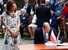 Princ William a vévodkyn Kate se podepsali do návtvní knihy v nkdejím...