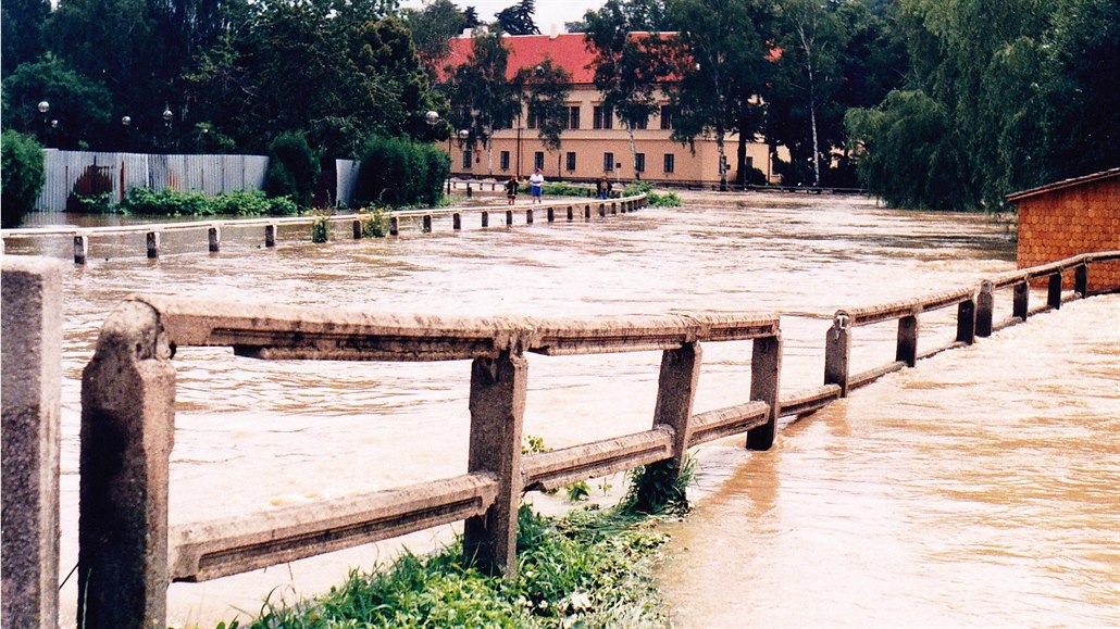 Náhon Tiché Orlice v době povodní v červenci roku 1997.