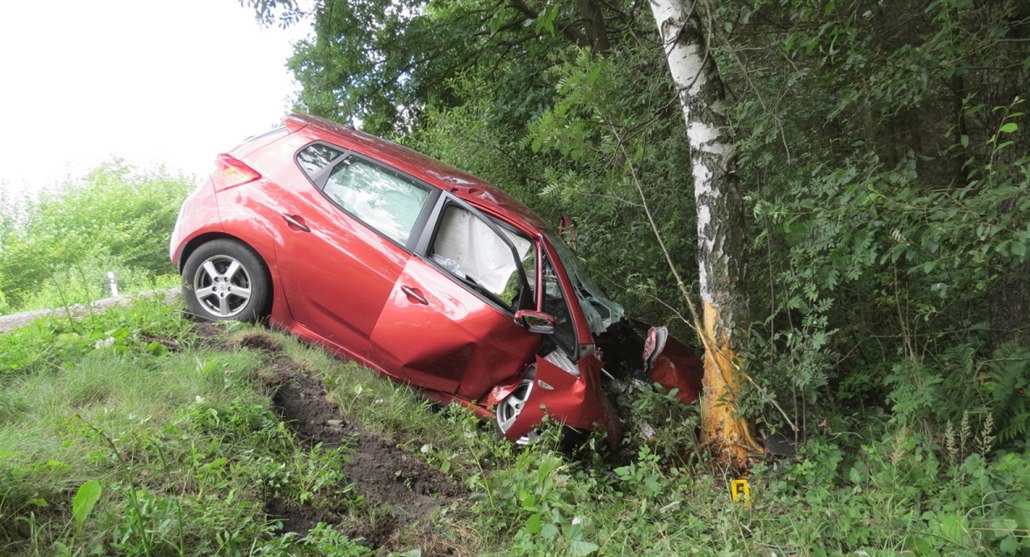 Seniorka narazila s vozem Hyundai i20 do stromu. N�kolik hodin po nehod�...