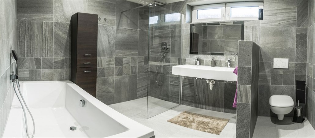 Koupelna po rekonstrukci: sprchový kout s odtokem do stěny, velké umyvadlo s...