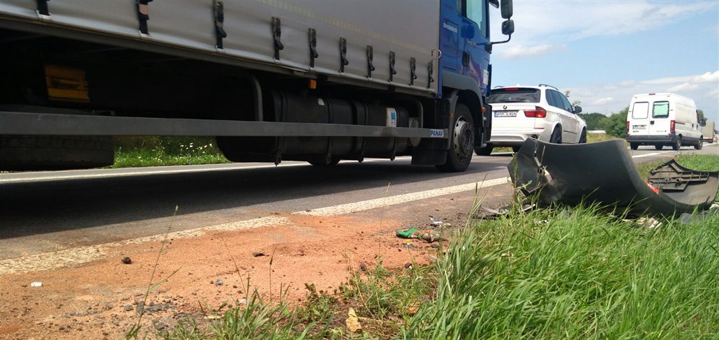 Upadlý nárazník a zasypané olejové skvrny po nehodě čtyř vozidel u hradecké ČKD...