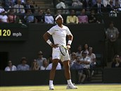 TO JE KODA. Rafael Nadal lituje ztracenho me v osmifinle Wimbledonu s...