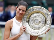 S TROFEJ. Garbie Muguruzaov ovldla ve Wimbledonu enskou dvouhru. Po sv...