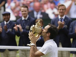 ZASLOUEN SLVA. Osminsobn ampion Wimbledonu Roger Federer lb trofej pro...