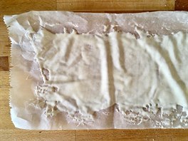 Na pečicí papír stěrkou rozetřete kvásek v tenké vrstvě.