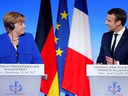 Angela Merkelov a Emmanuel Macron na tiskov konferenci po zasedn vld...