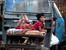 RIKA. Dívka odpoívá na rike zaparkované na ulici v Karáí v Pákistánu.