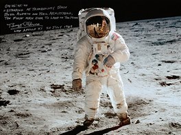 V nabídce je i ikonický snímek Buzze Aldrina pořízený Neilem Armstrongem. Odraz...
