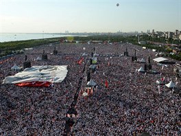 Do Istanbulu dorazily statisíce Turk. Ti pili oslavit konec pochodu...