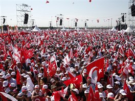 Istanbulského protestu proti poruování lidských práv v Turecku se zúastnily...