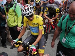Fabio Aru ve lutm trikotu na startu tinct etapy Tour de France.