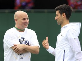 Andre Agassi a Novak Djokovi klbos pi trninku ve Wimbledonu.